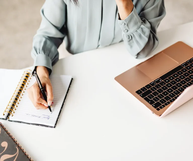 Content-Erstellung für einen Blog für Selbstständige am Laptop