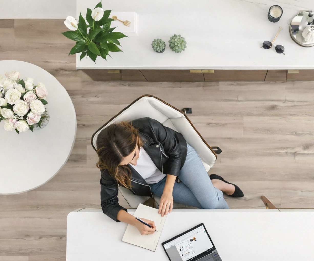 Business-Frau am Schreibtisch im modernen Home-Office mit Einblatt-Pflanze – Symbol für Branding und Brand Design.