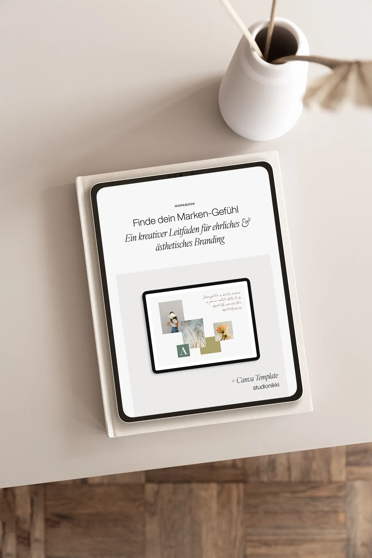 Ein Tablet-Mockup des Branding-Leitfadens 'Finde dein Marken-Gefühl' von Studio Nikki, inklusive Canva-Template für ästhetisches Branding.