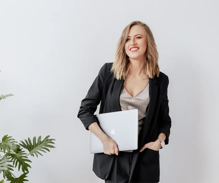 Selbstständige Unternehmerin mit Laptop – Kunden gewinnen mit einem Blog strategisch planen