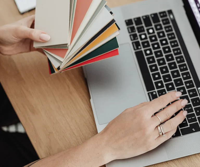 Strategische Markenentwicklung und Logo Design Grundlagen für einen professionellen Internetauftritt.