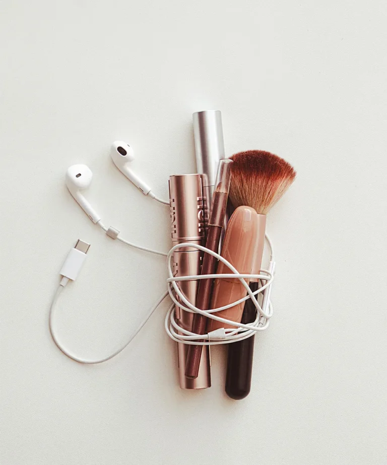 Verknotete Kopfhörer mit Beautyprodukten als Metapher für eine klare Website Struktur