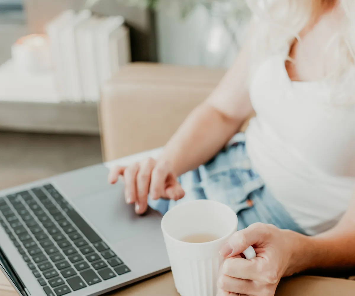 Ruhige minimalistische Arbeitsszene mit Laptop für einen Beitrag über professionelles Webdesign und klare Website-Gestaltung