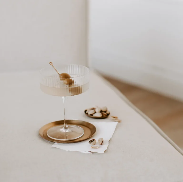 Minimalistisches Editorial-Bild mit Oliven als Symbol für langfristiges Wachstum und SEO Sichtbarkeit