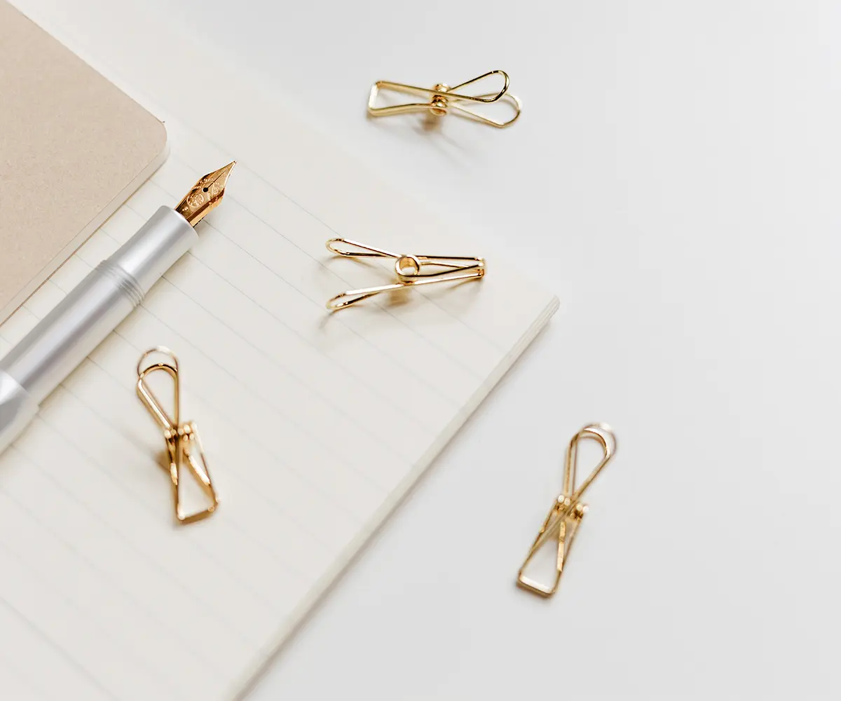 Notizbuch und Füller auf einem Schreibtisch als Symbol für die Planung einer klaren Website Struktur für eine Business Website