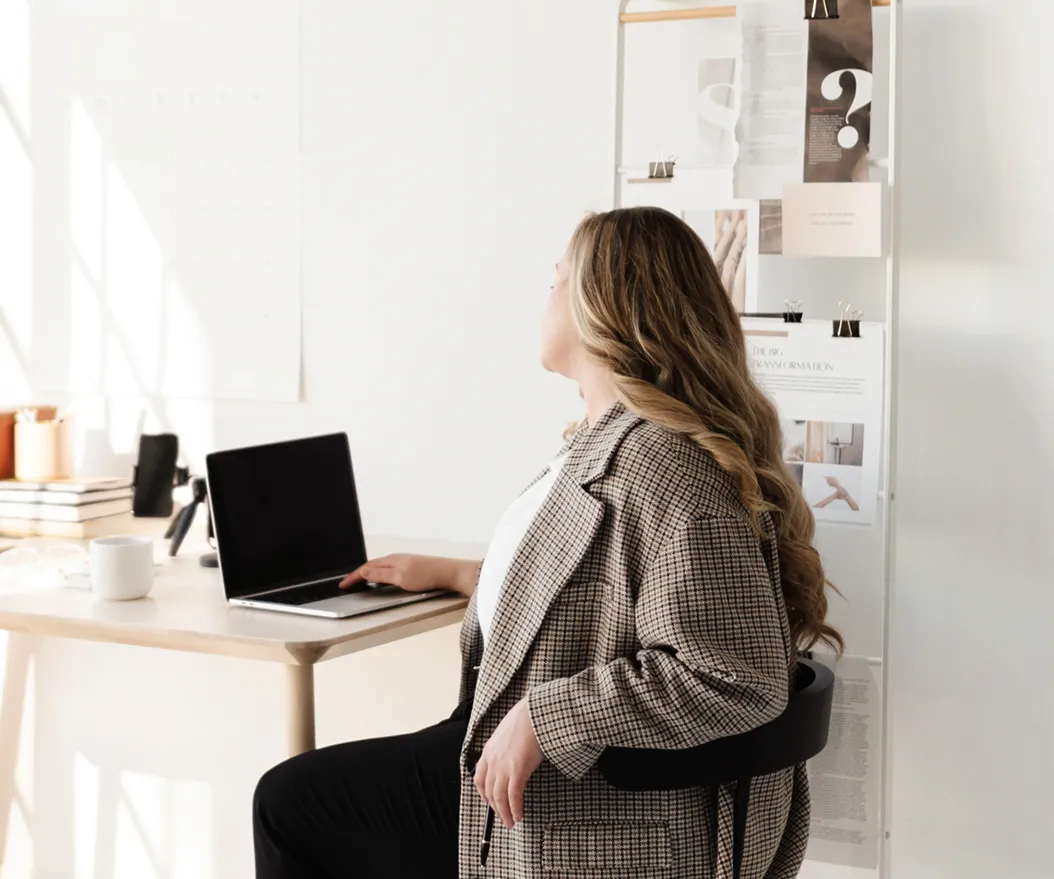 Selbstständige sitzt am Laptop und reflektiert ihre Website, die keine Anfragen bringt