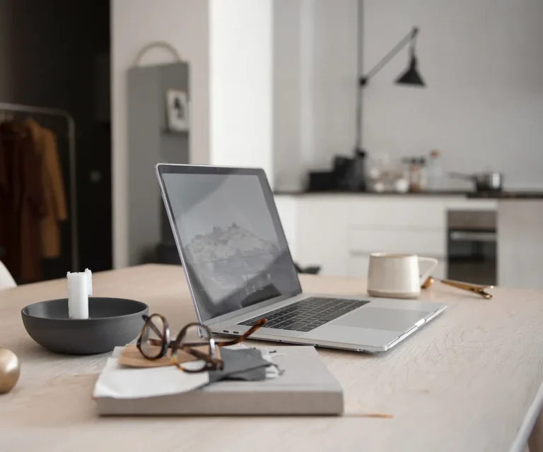 Laptop auf einem Schreibtisch im Homeoffice – Website optimieren und Website Selbstcheck durchführen