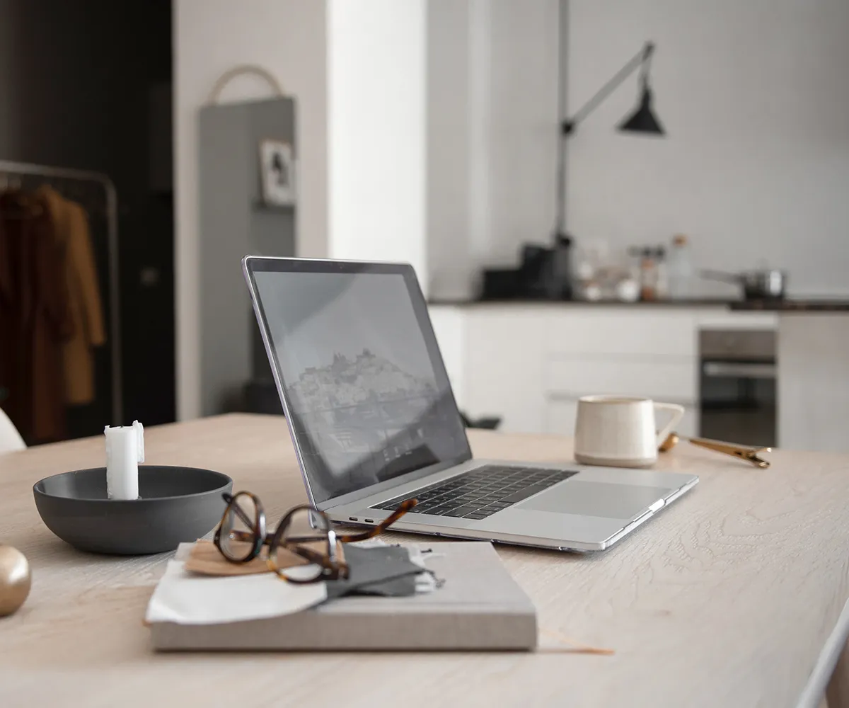 Laptop auf einem Schreibtisch im Homeoffice – Website optimieren und Website Selbstcheck durchführen