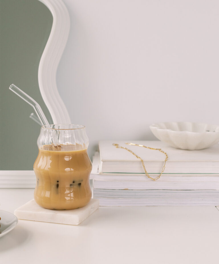 Iced Coffee neben Büchern und Spiegel als Symbol für Website Orientierung und strukturierte Nutzerführung.