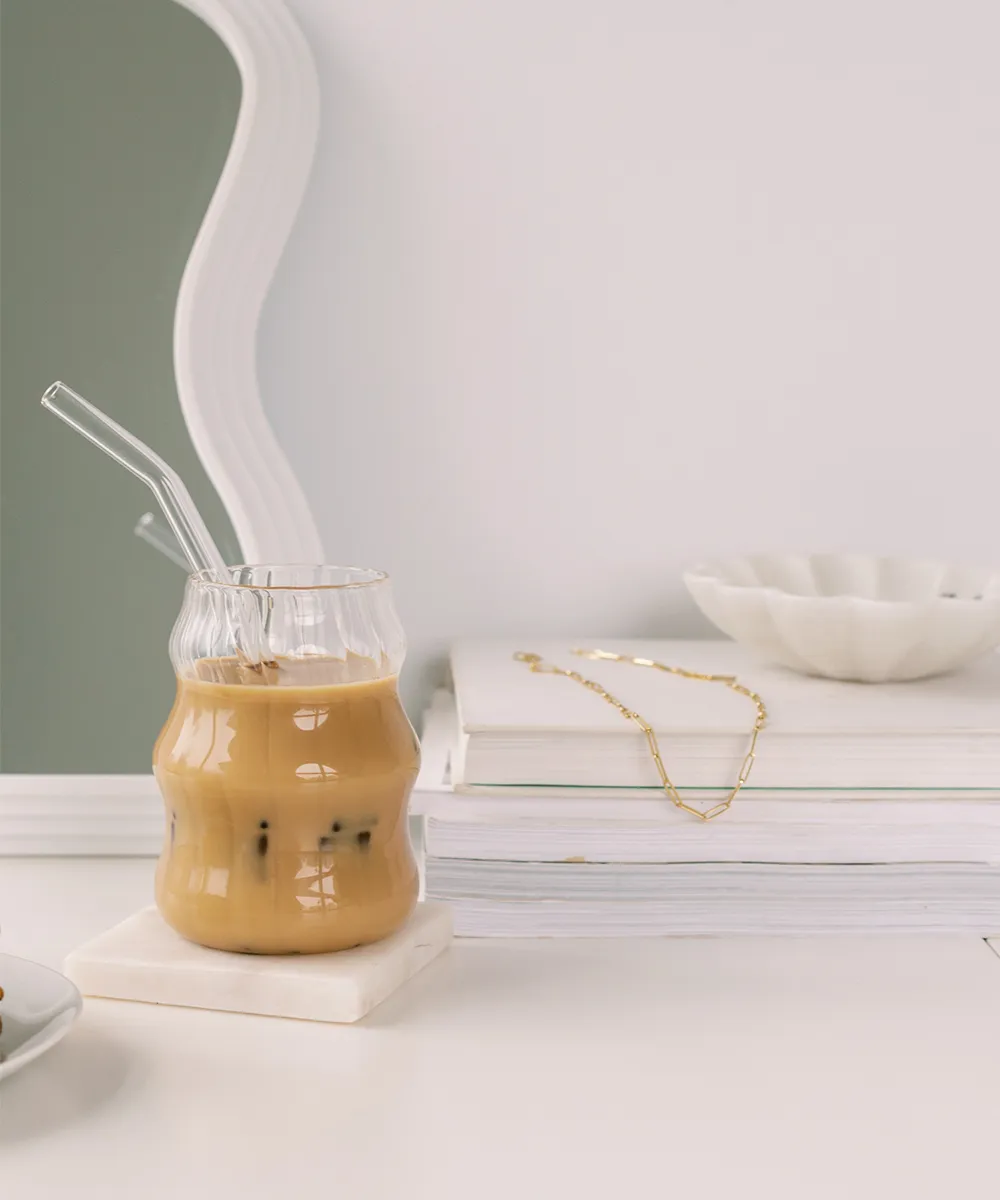 Iced Coffee neben Büchern und Spiegel als Symbol für Website Orientierung und strukturierte Nutzerführung.