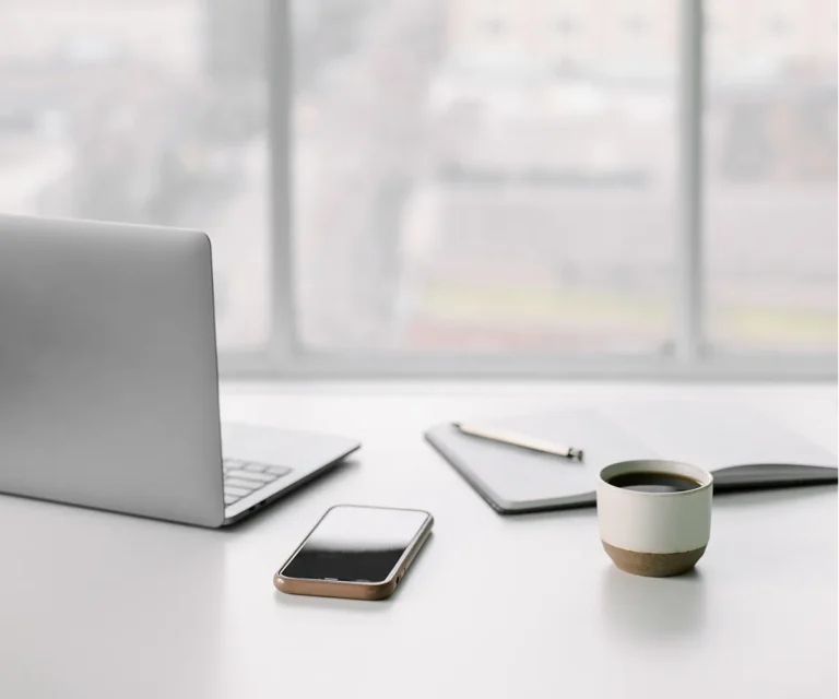 Minimalistischer Arbeitsplatz als Symbol für klare Website Struktur und strategisches Webdesign