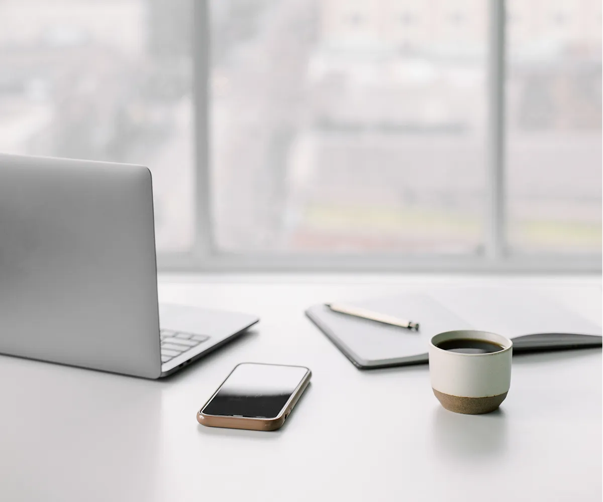 Minimalistischer Arbeitsplatz als Symbol für klare Website Struktur und strategisches Webdesign