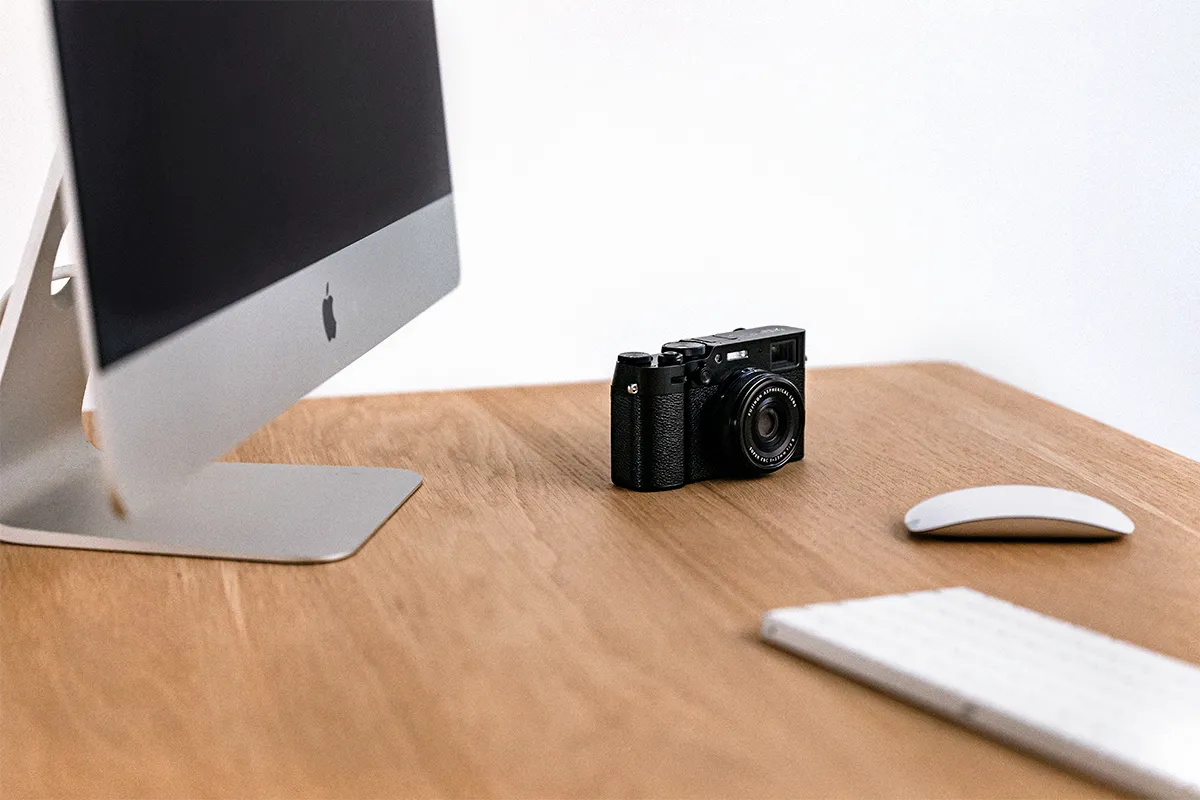 Arbeitsplatz mit Kamera und Computer zur Optimierung von WordPress Bildern